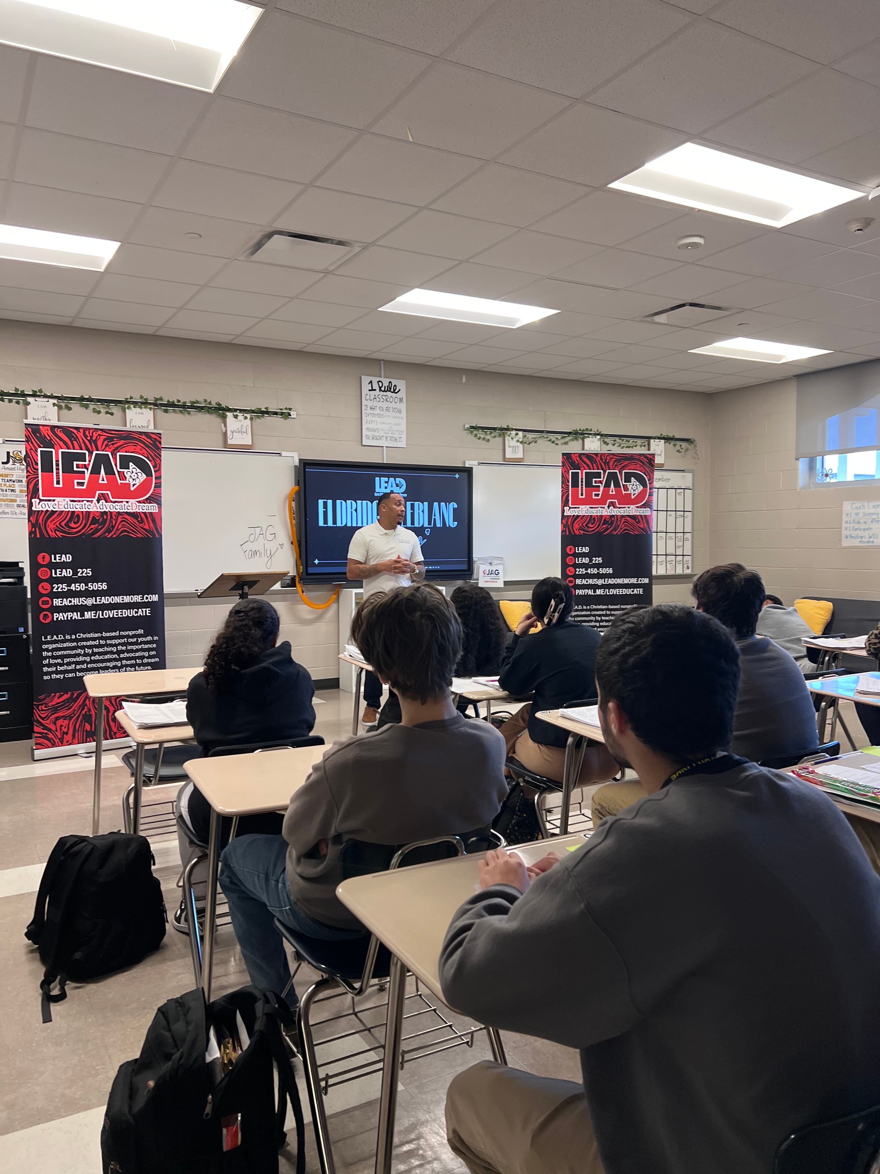 LEAD mentor working with youth participants